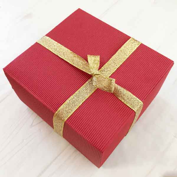 300円でギフトパッケージにハーバリウムを入れてリボンを巻きさらに段ボールに梱包して発送します