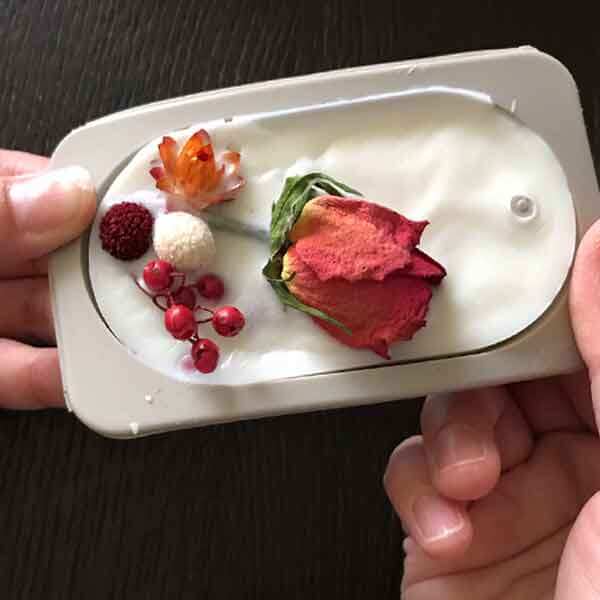 アロマワックスサシェの作り方-手作りキット-固まったソイワックスをモールドからゆっくりはがす