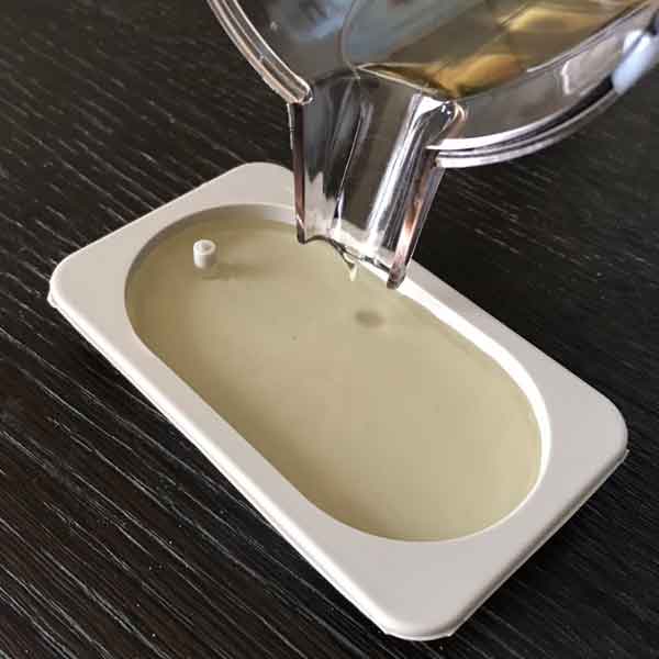 アロマワックスサシェの作り方-手作りキット-溶かしたソイワックスをモールドに入れる
