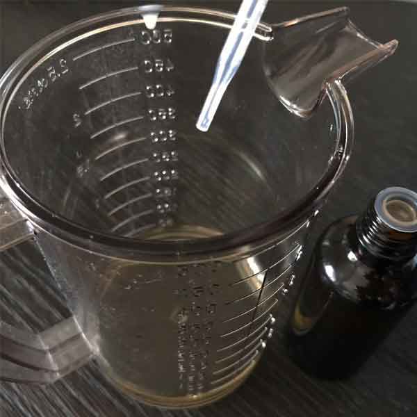 アロマワックスサシェの作り方-手作りキット-モールドにワックスを入れるために溶かしたソイワックスにアロマオイルを入れる
